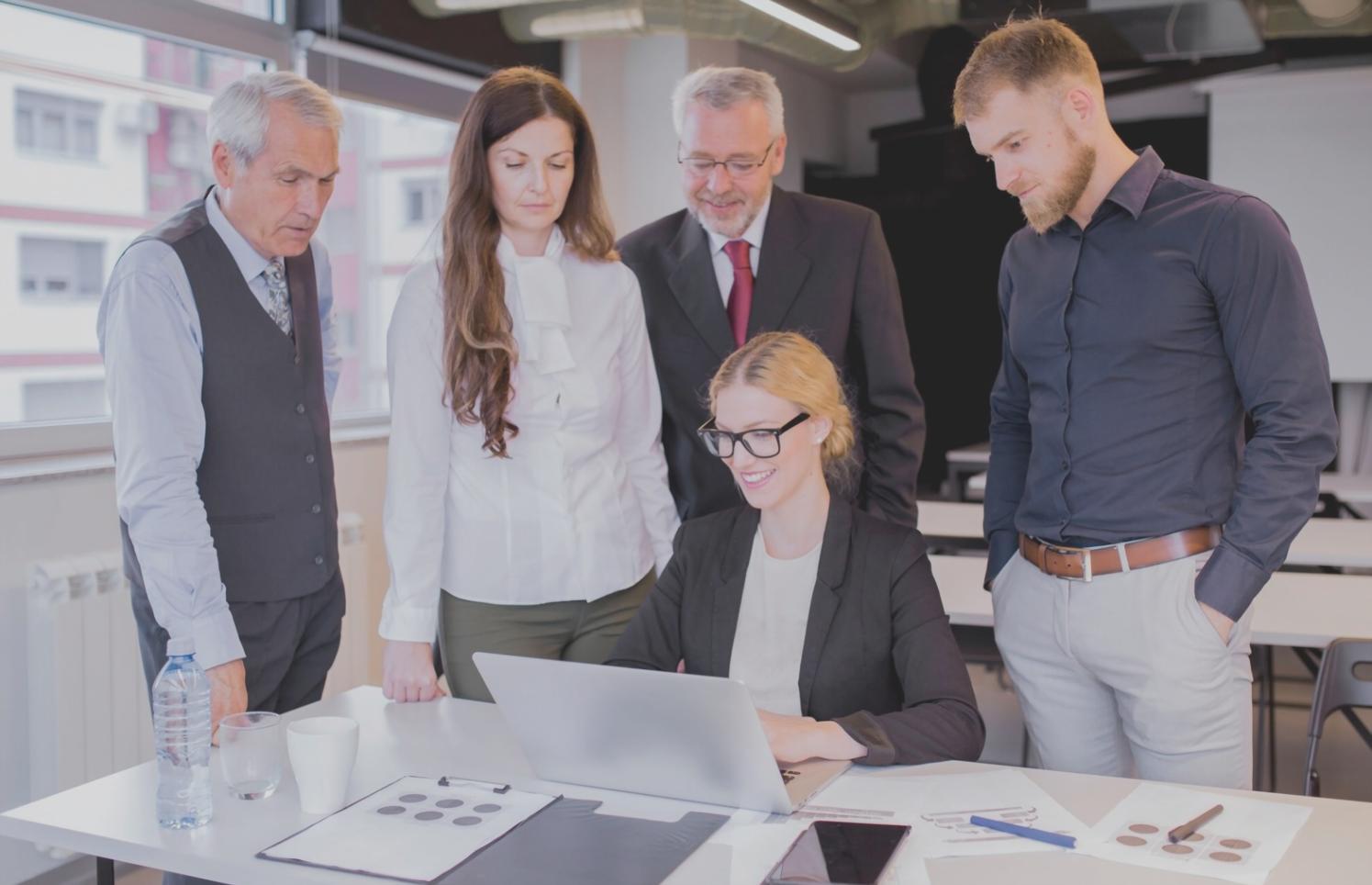Equipo de quarivendos trabajando en proyecto de automatización financiera